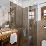 Апартаменти Ski-in-ski-out Asten By Alpine Host Helpers *